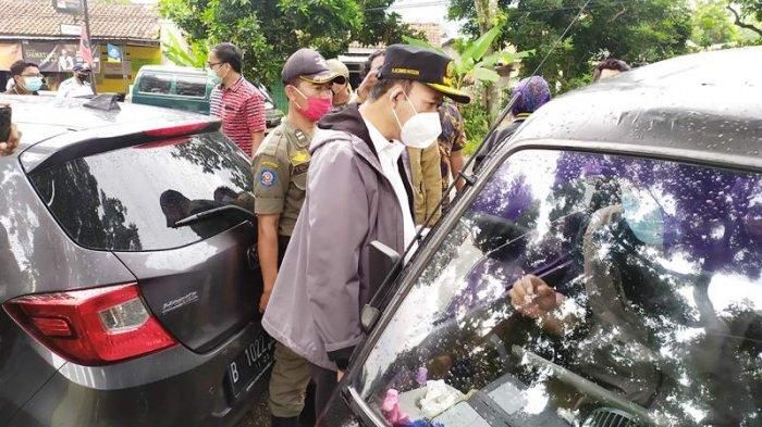 Bupati Banyumas, Achmad Husein melakukan pemeriksaan surat hasil rapid test antigen pada masa PPKM Jawa Bali.