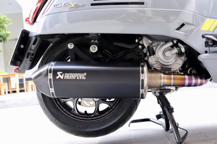 Knalpot diganti dengan Akrapovic berleher titanium