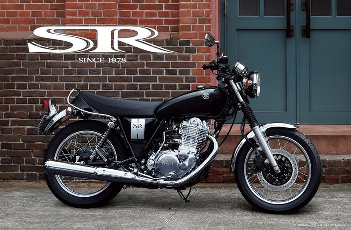 penampakan Yamaha SR400 standar, sangat kental aura retro-nya