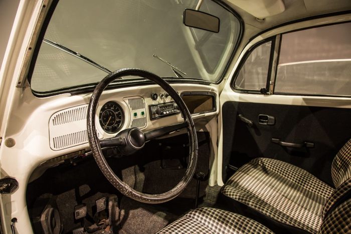 kondisi interior VW Beetle anti-peluru, sepertinya masih standar juga