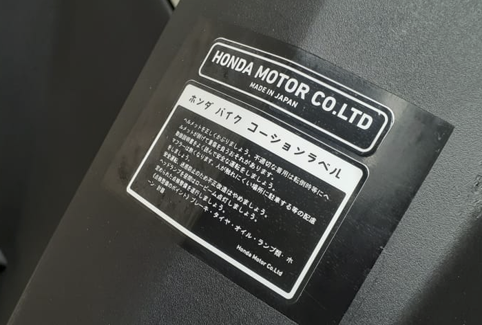 Stiker pada dek motor asli dari Jepang