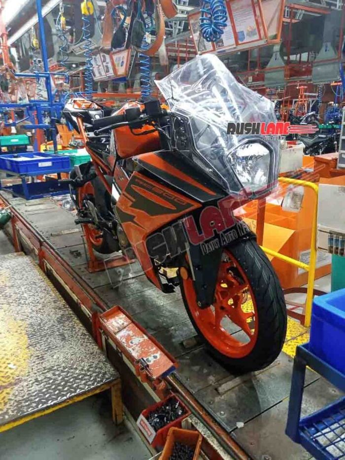 KTM RC 200 2021 di line produksi