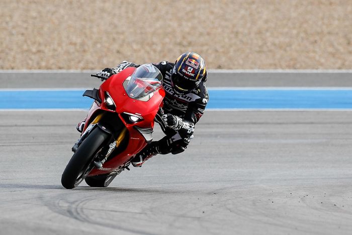 Johann Zarco kala latihan dengan Ducati Panigale V4 S di sirkuit Jerez bersama pembalap WSBK
