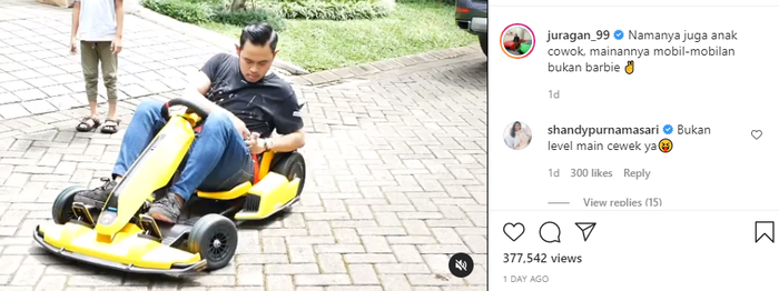 Gilang Widya Pramana mengenakan sabuk pengaman sebelum mencoba Ninebot GoKart Pro Lamborghini Edition