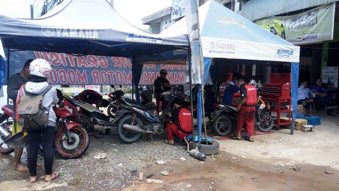 Bentuk kepedulian Yamaha dengan mendirikan pos servis gratis berbagai merek