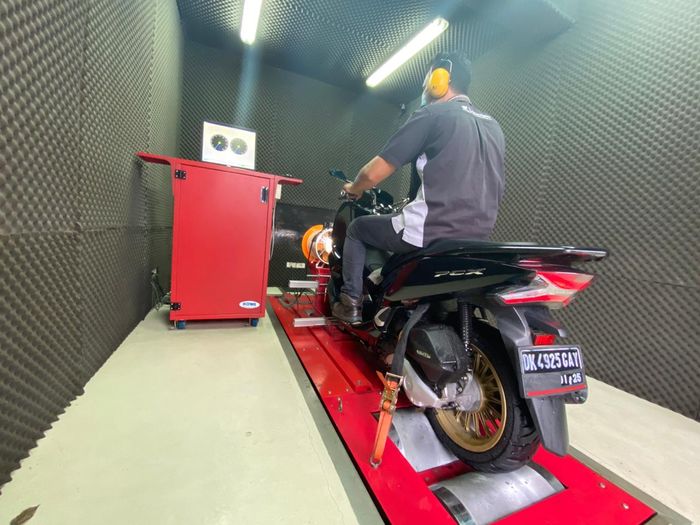 Proses dyno test motor peserta Honda Matic Power Competition