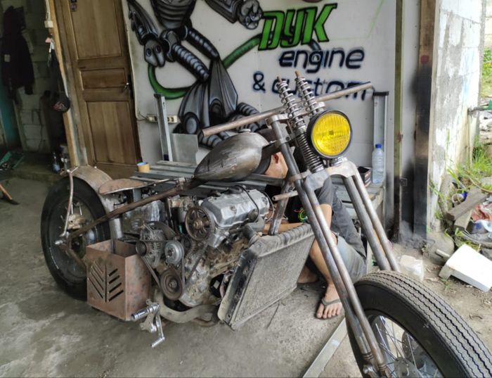 Custom Chopper menggunakan mesin Suzuki Carry 1.000 hasil karya DYK Engine