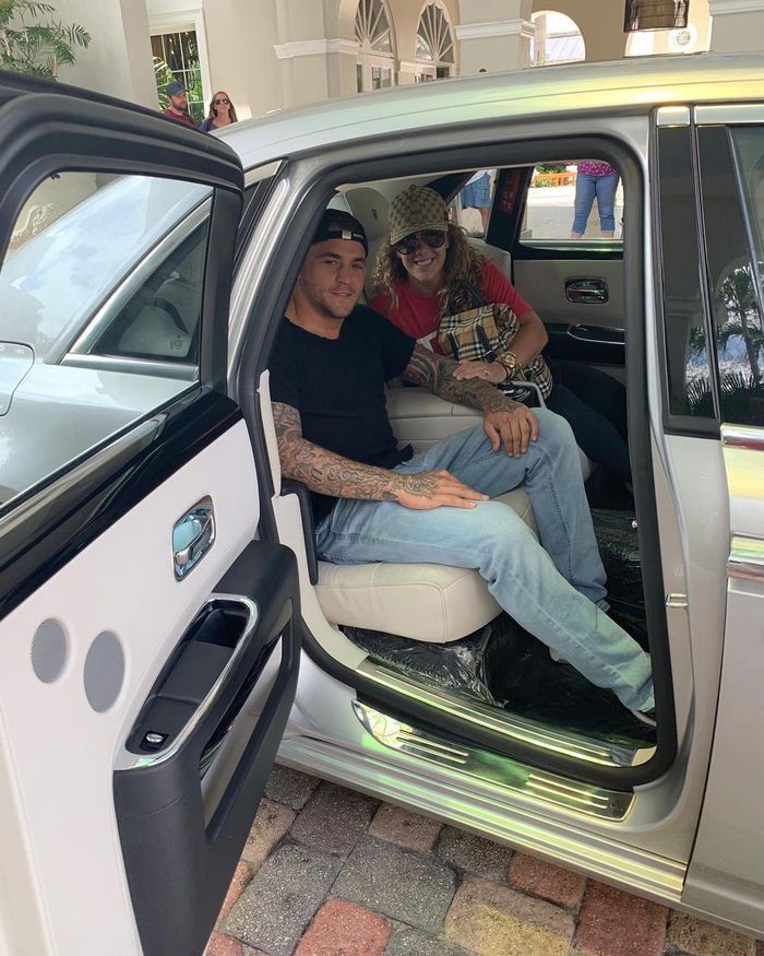 Dustin Poirier dan istri di dalam Rolls Royce Ghost