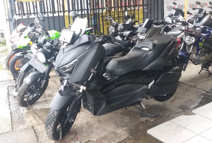 Ilustrasi Yamaha XMAX di showroom motor bekas 
