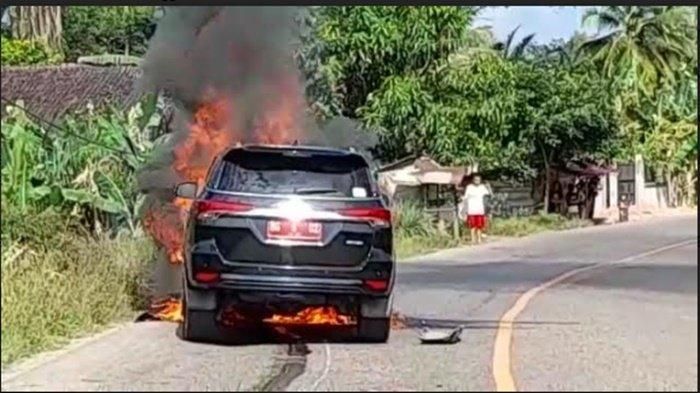 Detik-detik Toyota Fortuner Dinas Pj Sekda Muara Enim terbakar di Muara Enim, Sumatera Selatan