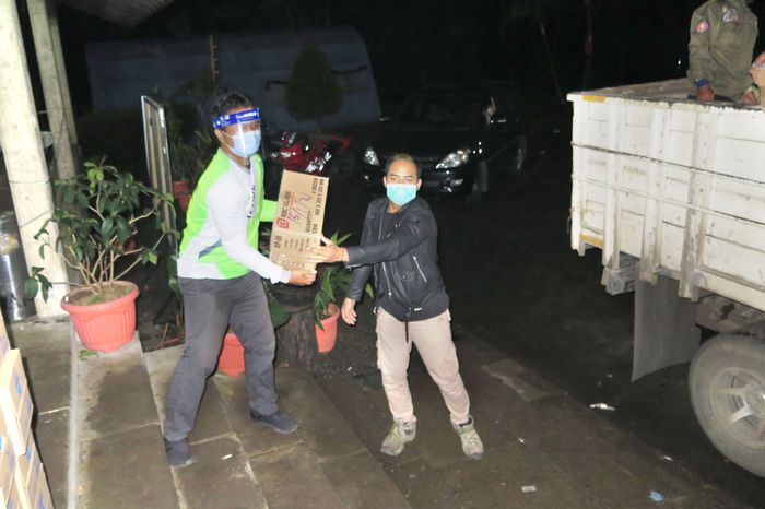 Penyerahan bantuan dari Deltalube untuk korban banjir bandang