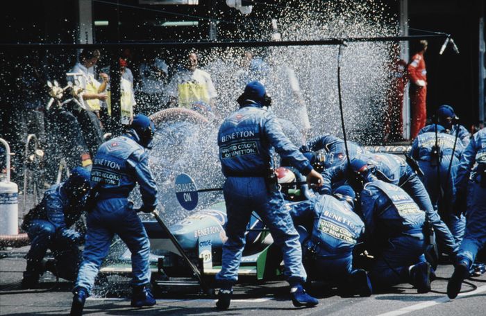 Momen pit stop ayah Max Verstappen yang bikin orang berlarian