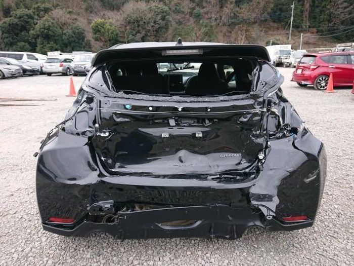 Tampak kondisi bagian belakang Toyota GR Yaris yang mengalami kerusakan cukup parah.