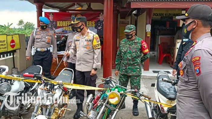 Kapolres Kediri AKBP Lukman Cahyono dalam konferensi pers mengenai pengamanan ratusan motor yang hendak balap liar.