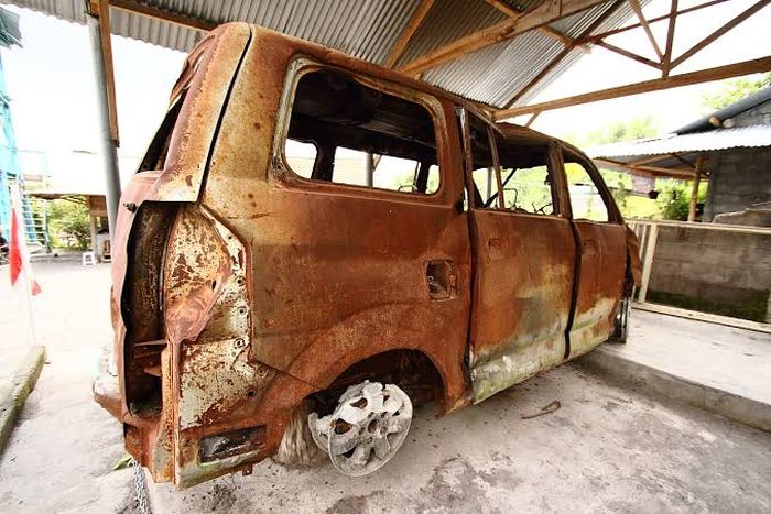 Ilustrasi mobil rusak terkena erupsi gunung meletus