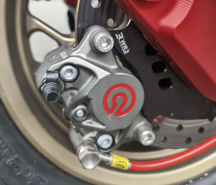Kaliper rem Brembo 2 Pot menempel serasi dengan swing arm NUI Racing
