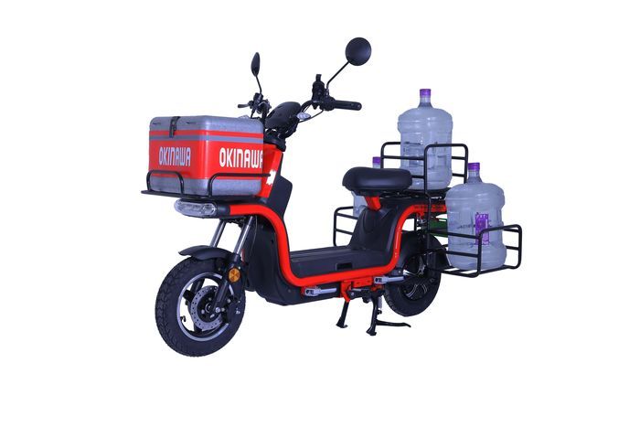 skuter listrik Okinawa Dual B2B yang cocok untuk kuda beban.