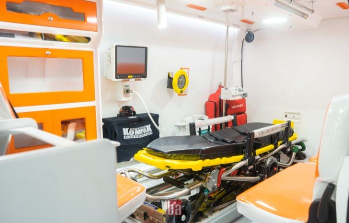 Interior ambulans besutan Baze memiliki peralatan medis yang lengkap
