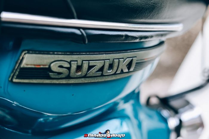 Emblem Suzuki di bawah jok