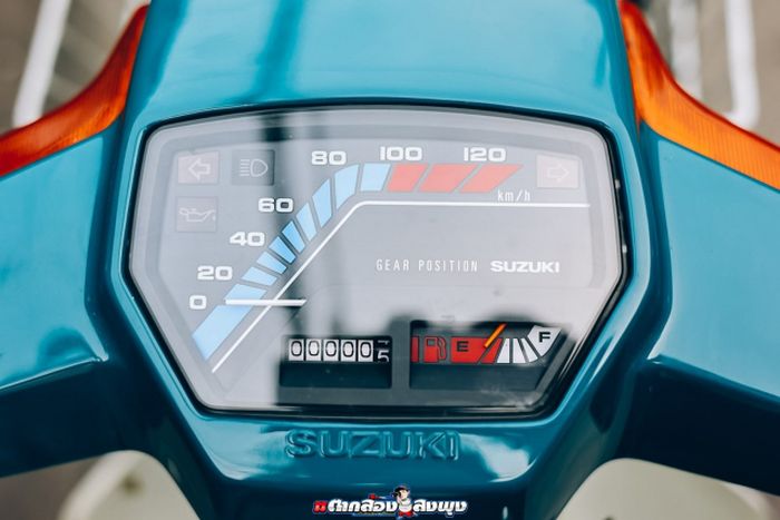 Speedometer umumnya paling terlihat di panel istrumen dan berfungsi memberi informasi kecepatan real kendaraan 