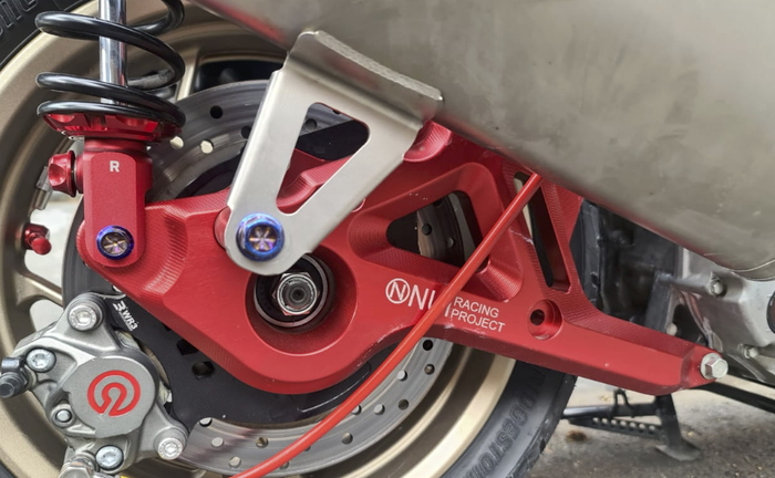 Swing arm standart tergantikan swing arm NUI Racing red candy