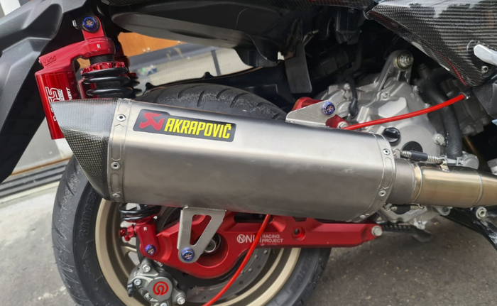 Knalpot Akrapovic Slovenia menempel di Yamaha XMAX modifikasi