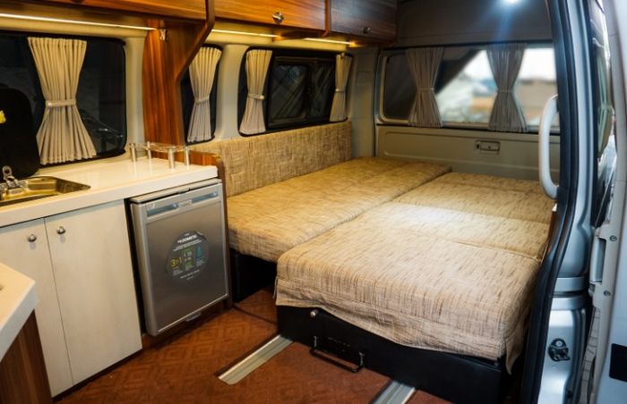 Kabin motorhome Baze dilengkapi kursi yang dapat diubah menjadi sofa bed dan terdapat kitchen set. 