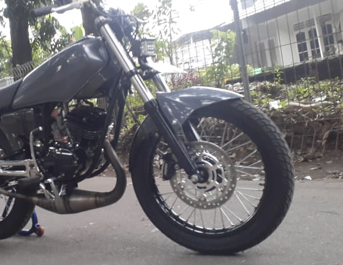Sokbreker Yamaha Bison fullset nemplok di Yamaha RX-King, kaki-kaki langsung gahar sob.
