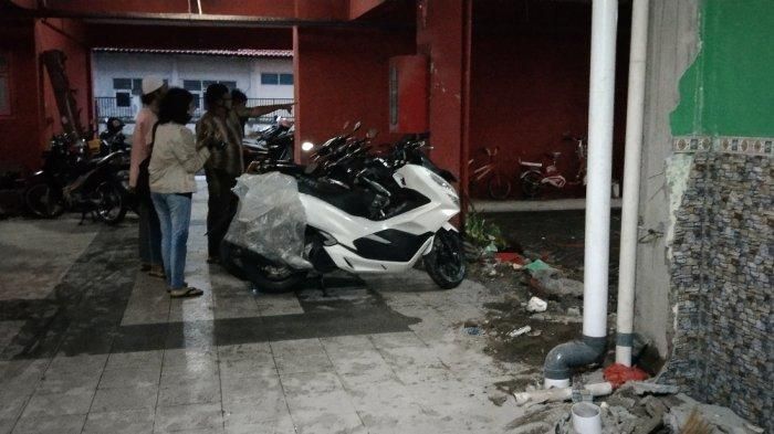 Lokasi Toyota Avanza milik IndiHome robohkan tiang beton Rusunawa Blok F Kaligawe, Semarang serta libas enam motor warga