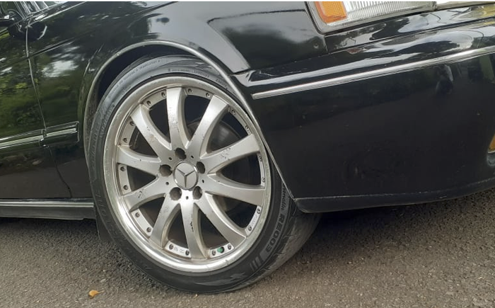 Pelek standart tergantikan oleh pelek SSR Vienna Zweel ring 18