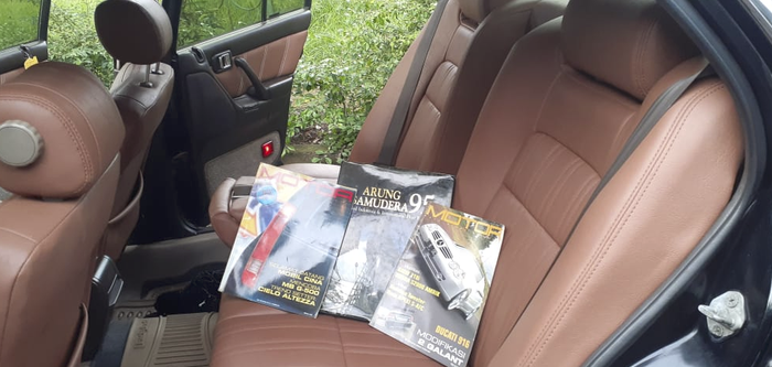 Penampak jok belakang, kesan 1990an makin kental dengan majalah otomotif lawas yang selalu ada di dalam mobil