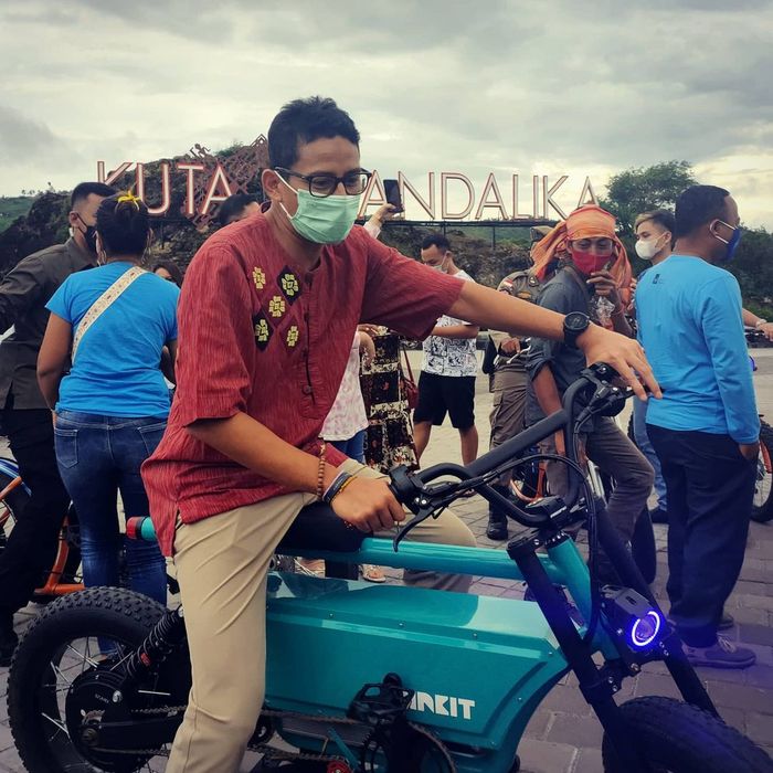 Menteri Pariwisata dan Ekonomi Kreatif (Menparekraf), Sandiaga Uno menjajal sepeda listrik Le-Bui