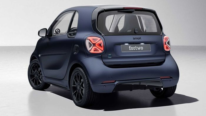 Tampilan belakang Smart ForTwo EQ hasil garapan Brabus