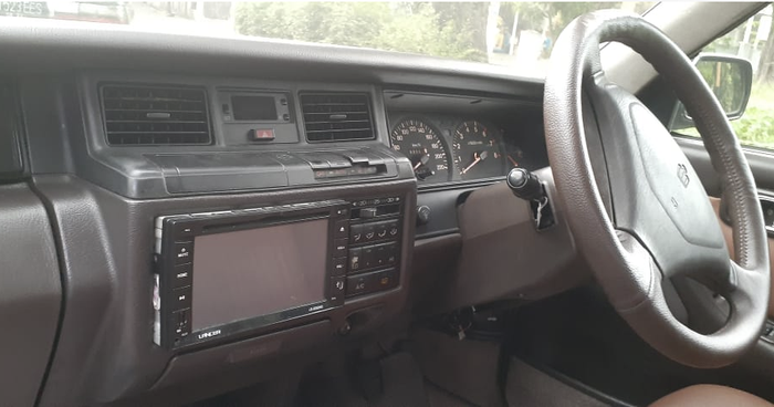 Dashboard dan audio Toyota Crown Supersaloon 1994 milik Azhar