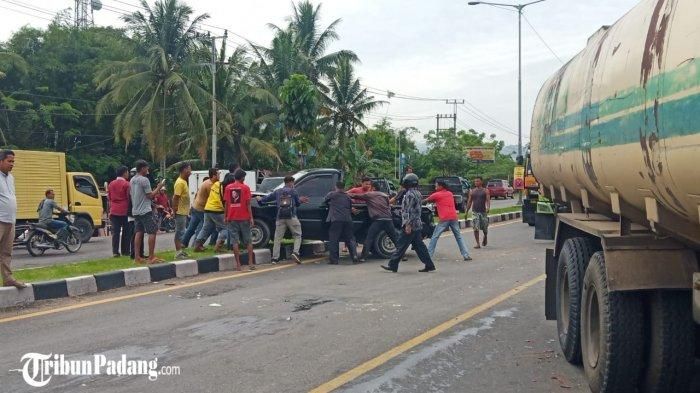Toyota Kijang Pikap yang terlibat tabrakan beruntun di Bypass Padang, Sumatera Barat