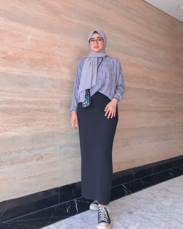Outfit Hijab Untuk ke Kantor ala Natasha Farani - Blus dan Rok Span