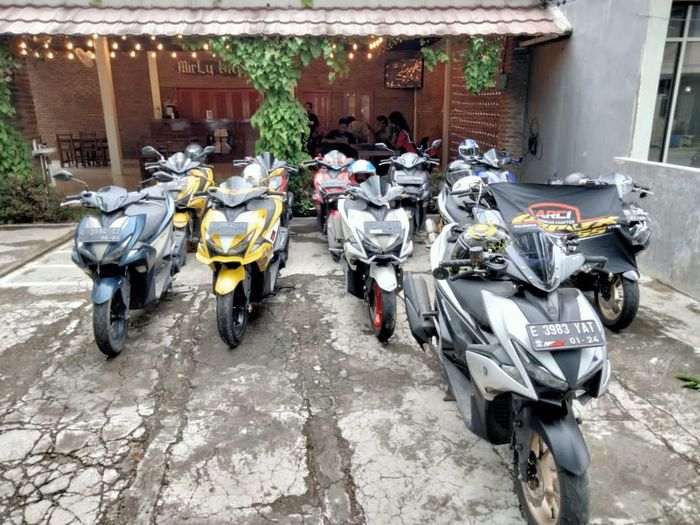 Beberapa motor Aerox dalam komunitas