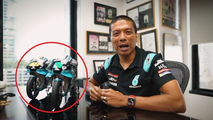 Ketahuan, bos Petronas Yamaha SRT Razlan Razali kasih pidato kehadiran sponsor baru musim ini. Tampak miniatur motor MotoGP dengan livery milik Valentino Rossi dan Franco Morbideli (lingkaran merah)