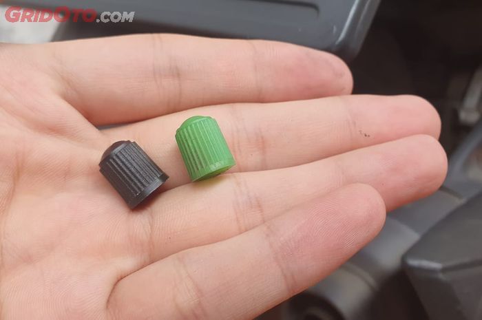 Pentil ban warna hitam dan biru