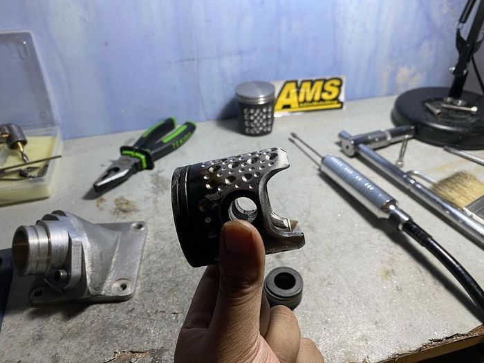 Bikin bolong-bolong piston motor 2-tak