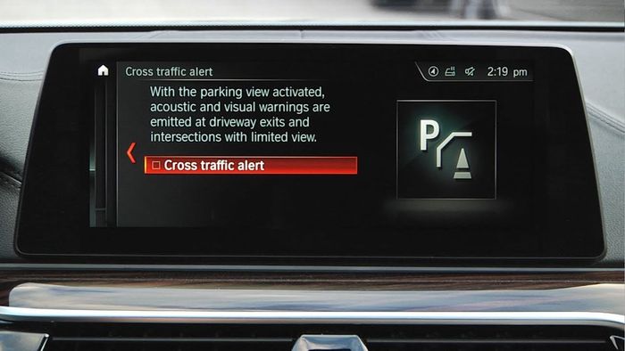 Ilustrasi cross traffic alert pada BMW iDrive