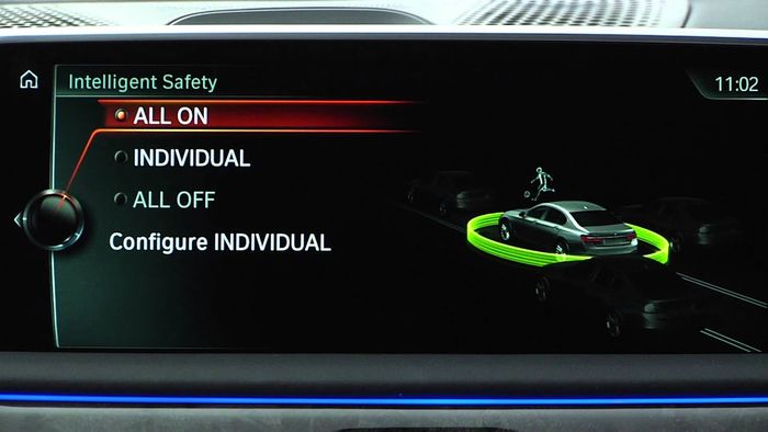 Ilustrasi interface Intelligent Safety pada iDrive.