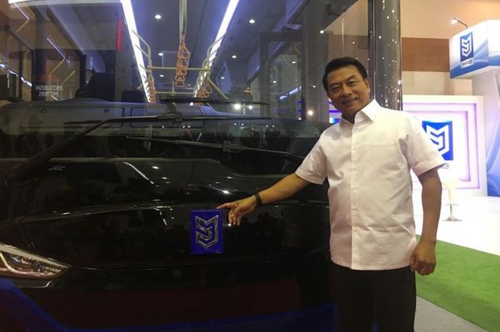 Moeldoko dengan bus listrik buatan PT Mobil Anak Bangsa