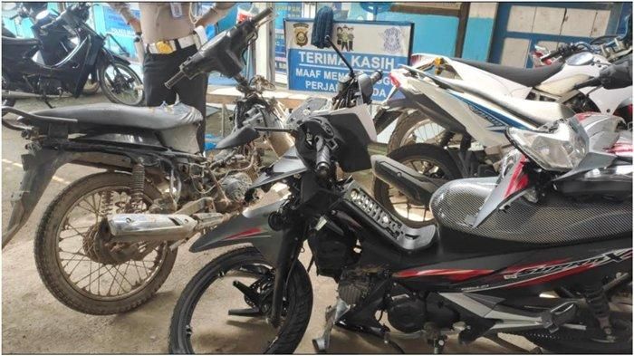Kondisi Honda Supra X 125 dan Yamaha Vega R yang diterjang Toyota Avanza di Jalan Lintas Sumatera, Palembang-Muara Enim, desa Kepur, Muara Enim, Sumatera Selatan