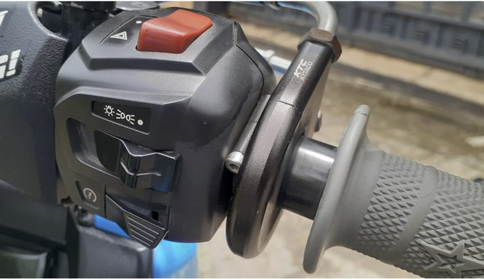 Saklar kanan milik Pulsar dengan engine cut off ditemani gas spontan dari Kitaco