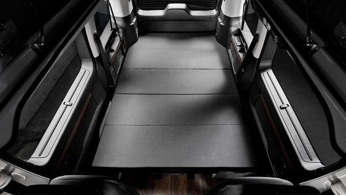 Konfigurasi jok bisa jadi tempat tidur berukuran 140 x 199 cm di kabin 