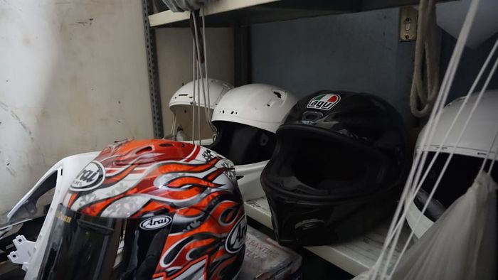 repaint dan repair helm di bengkel spesialis Sickpaint Custom