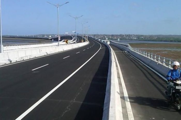 suasana di Jalan Tol Bali Mandara saat lengang