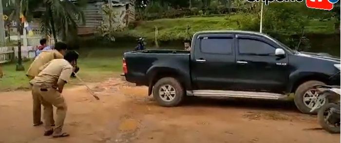 Ular King Kobra masuk kolong Toyota Hilux milik Kadispora Kabupaten Penukal Abab Lematang Ilir (PALI)
