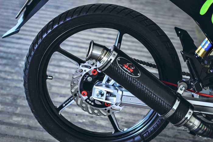 Kaki belakangnya makin istimewa juga